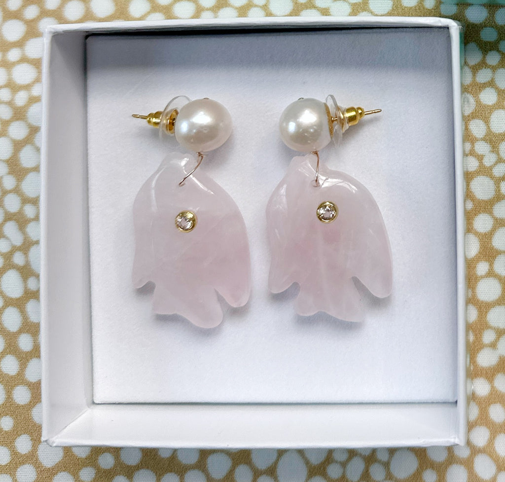 Les Poissons, ear bobs in rose quartz