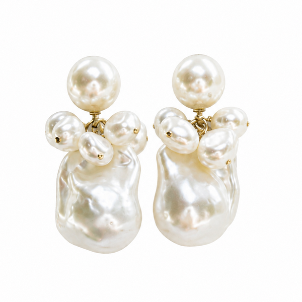 Audrey drops in white pearls